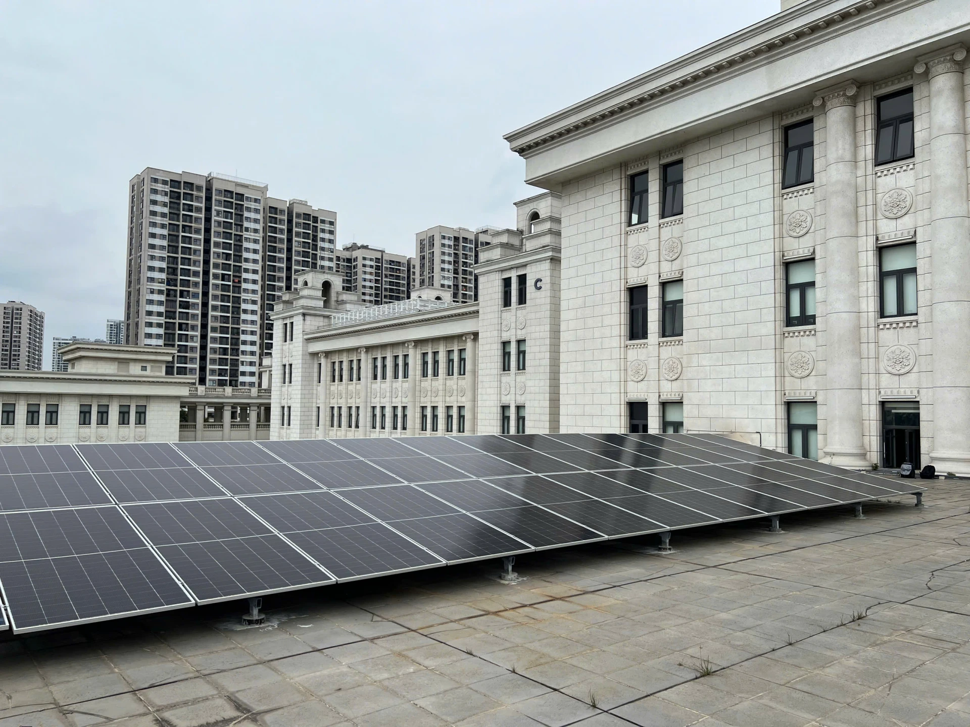 Điện mặt trời cho hệ thống điều hòa trung tâm - Trường đại học VinUni